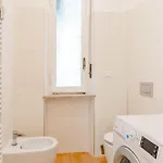 Metro Line, Ac, Gruppi, Casa White Metro 公寓