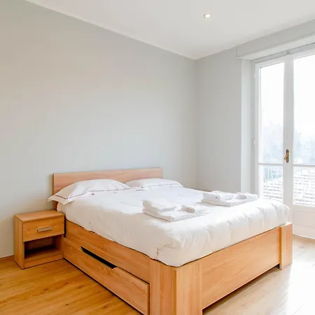 Metro Line, Ac, Gruppi, Casa White Metro شقة