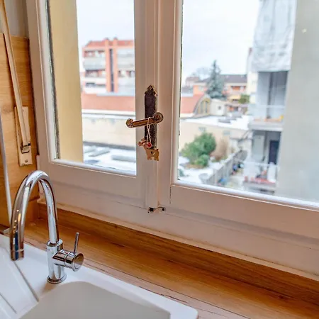 Metro Line, Ac, Gruppi, Casa White Metro Διαμέρισμα