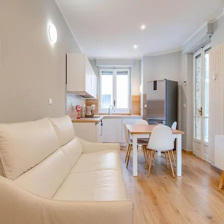 Metro Line, Ac, Gruppi, Casa White Metro 公寓