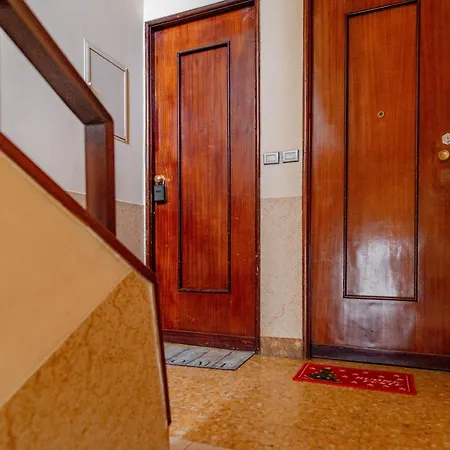 Metro Line, Ac, Gruppi, Casa White Metro *