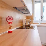 Apartman Metro Line, Ac, Gruppi, Casa White Metro *